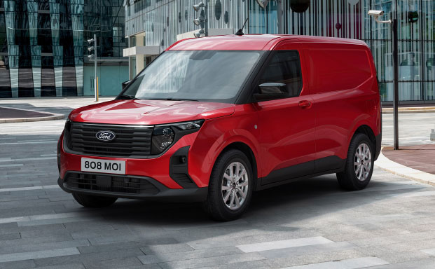 Bild på en röd Ford E-Transit Courier stillastående snett framifrån